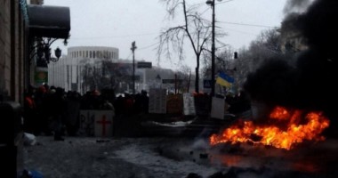 Stire din Actualitate : PROTESTE UCRAINA. Revolta explodează la KIEV: Doi oameni uciși