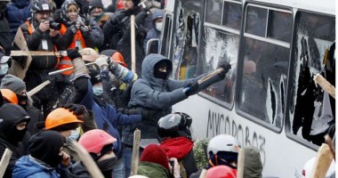 Stire din Actualitate : Proteste KIEV. Poliția ucraineană l-a obligat pe un protestatar reținut să pozeze în frig, fără haine