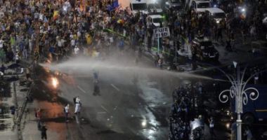 Jurnaliști ai televiziunii austriece de stat, bătuți de jandarmi în timpul protestului de la București