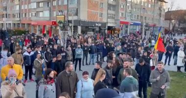 Stire din Actualitate : Peste 1.000 de oameni protestează la Suceava împotriva certificatului verde şi a vaccinării obligatorii