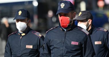 Stire din Actualitate : Protest al polițiștilor italieni: Oamenii legii au primit măști de protecție roz