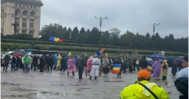 Stire din Eveniment : Mai multe cuţite, un briceag şi un pumnal fost găsite asupra unui bărbat, la protestul din Piaţa Constituţiei