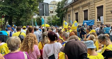 Stire din Cultură-Educație : Sindicaliștii din Educație cer demisia ministrului Daniel David: „A lovit în sistemul de învăţământ şi în salariaţi”