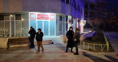 Stire din Politică-Administrație : GALERIE FOTO AUR Constanța, protest cu lumânări în fața sediului PSD