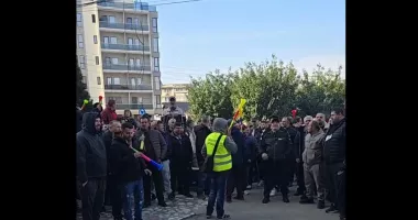 Stire din Eveniment : Haos la Târgu Jiu. Minerii și energeticienii blochează traficul în semn de protest