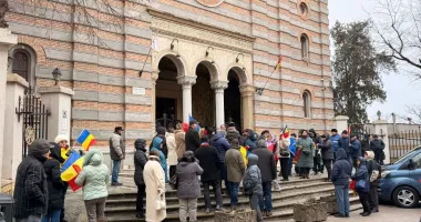 Stire din Eveniment : Protest în fața Arhiepiscopiei. Se scandează ”Călin Georgescu, președinte!”