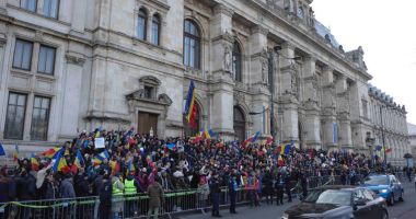 Stire din Eveniment : Susținătorii lui Călin Georgescu, protest spontan la Curtea de Apel București: „Poporul decide, nu corupții”