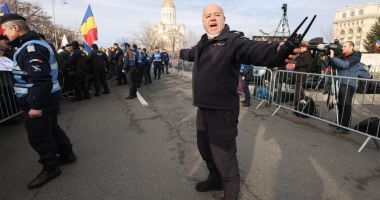 Stire din Eveniment : Susținătorii lui Călin Georgescu au încercat să agreseze jurnaliștii prezenți la miting. Jandarmii au intervenit