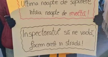 Stire din Cultură-Educație : Elevii unui liceu refuză să intre la orele de română, după ce profesoara le-a dat lecții de religie