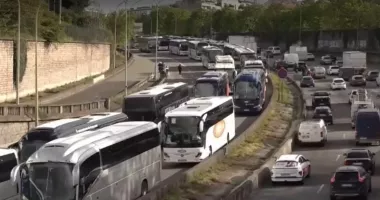 Stire din Actualitate : Protest masiv pe centura Parisului. Transportatorii cer soluții pentru prețurile la combustibil