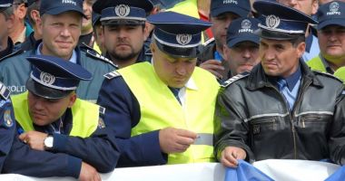 Stire din Eveniment : „Ordonanța trenuleț” scoate în stradă polițiștii din întreaga țară. Cât pierd din salariu prin neplata sporurilor