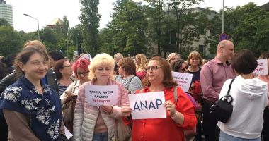 Stire din Social : Protest spontan la Guvern. Angajații din aparatul de lucru al premierului cer salarii mai mari