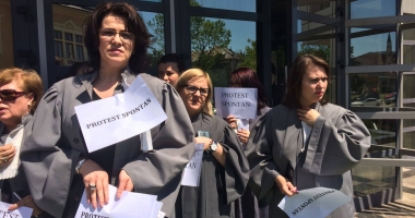 Stire din Eveniment : Grefierii din Constanța PROTESTEAZĂ: "Angajații cu studii medii vor ajunge să aibă salarii mai mari decât cei cu studii superioare"