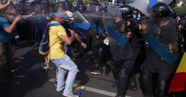 Stire din Politică-Administrație : Tunurile pe jandarmi! Românii au uitat de Daddy, cum au uitat să voteze și-n 2016. Ce-or face la anul…
