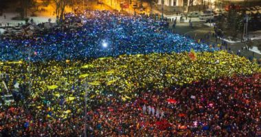 Proteste de Ziua României! "La mulți ani în UE, România! E timpul să scapi de hoți"