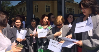 Grefierii din Constanța PROTESTEAZĂ: "Angajații cu studii medii vor ajunge să aibă salarii mai mari decât cei cu studii superioare" - 2