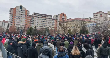 Stire din Actualitate : Mii de oameni au protestat față de creşterea taxelor şi impozitelor. "E ruşinos ce face Guvernul cu noi"
