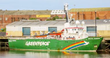Stire din Economie : Protest al Greenpeace într-un terminal LNG din Croația