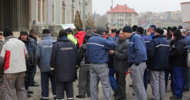 Stire din Economie : Sindicatele au trimis executorul judecătoresc la administrația portuară