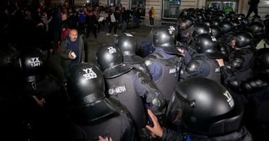 Stire din Eveniment : Doi dintre susținătorii lui Călin Georgescu implicați în violențele din fața BEC au fost reținuți