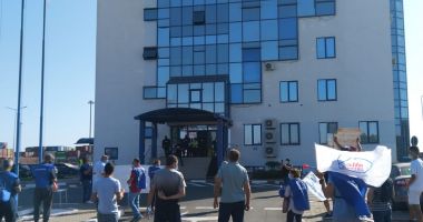 Protestatarii de la ușa companiei Constanța South Container Terminal ar putea intra în greva foamei - 2