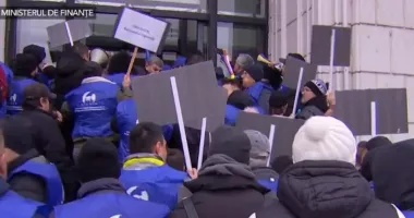 Stire din Actualitate : Protestatarii Elcen au încercat să forțeze intrarea în Ministerul Finanțelor