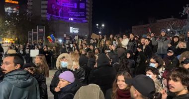 Stire din Politică-Administrație : Protest în Piaţa Universităţii, împotriva lui Călin Georgescu. „Tinerii vă spun în cor, nu votați un dictator”