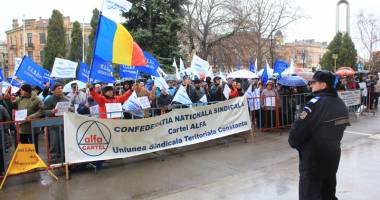 Stire din Social : PRIMĂRIA CONSTANȚA, BLOCATĂ. SUBALTERNII LUI MAZĂRE AU IEȘIT ÎN STRADĂ