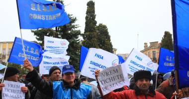 PRIMĂRIA CONSTANȚA, BLOCATĂ. SUBALTERNII LUI MAZĂRE AU IEȘIT ÎN STRADĂ - 3