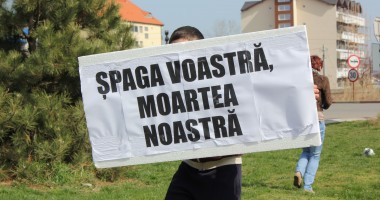 Stire din Politică-Administrație : "Nu vă vom lăsa să ne îmbolnăviți copiii"