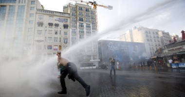 Stire din Actualitate : Proteste în Turcia. Rebelii au ocupat Piața Taksim
