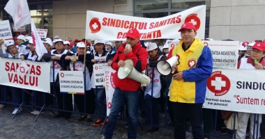 Halatele albe ies în stradă