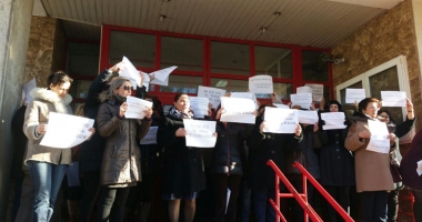 Stire din Social : Protest spontan, la Constanța.  "Vrem salarii decente, nu discriminare!"