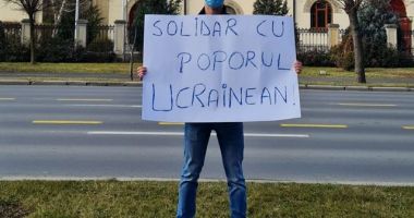 Stire din Actualitate : FOTO + VIDEO: Proteste uriașe în fața ambasadelor Rusiei din lume. Oamenii, solidari cu ucrainenii