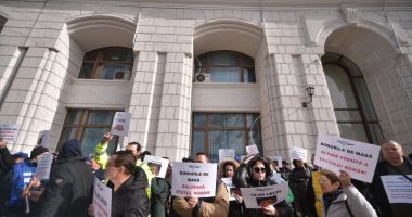 Stire din Social : Peste 150 de sindicalişti din aeroporturi protestează în faţa Ministerului Finanţelor