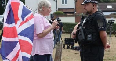 Stire din Actualitate : Proteste anti-imigrație la Londra: mai mulți bărbați mascați au încercat să intre cu forța într-un hotel