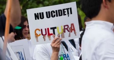 Stire din Cultură-Educație : "Noaptea Muzeelor" a devenit noaptea protestelor. Sute de angajați din muzee și biblioteci au ieșit în stradă în fața Guvernului