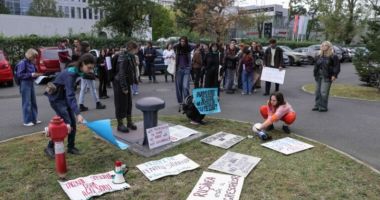 Stire din Cultură-Educație : Studenții de la SNSPA au protestat la deschiderea anului universitar împotriva hărțuirii sexuale