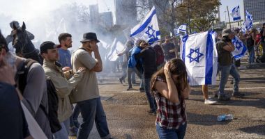 Stire din Actualitate : Protestele din Tel Aviv continuă. Zeci de răniţi în urma grenadelor utilizate de forţele de ordine