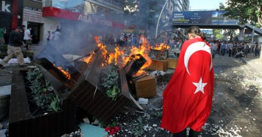 Stire din Actualitate : Proteste ample în Istanbul: Aproximativ 10.000 de manifestanți au cerut demisia Guvernului