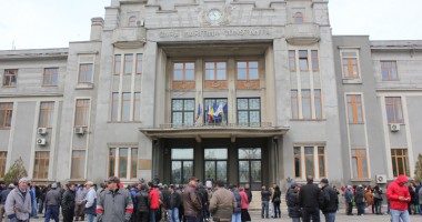 PORTUL CONSTANȚA AR PUTEA FI PARALIZAT / Greviștii fierb în suc propriu - 2