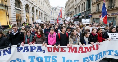 Stire din Actualitate : Proteste la Paris față de căsătoriile între persoane de același sex