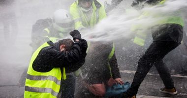 Stire din Actualitate : Proteste violente în Grecia, la 10 ani după ce un adolescent  a fost ucis de poliție