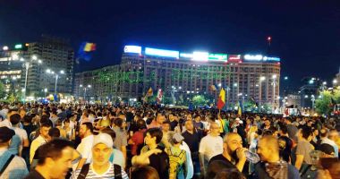 Stire din Politică-Administrație : Organizații revoltate față de manifestările din Piața Victoriei. "Nu încercați să jucați la ruleta politică revolta românilor"