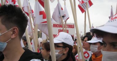 Sindicaliştii Sanitas ies în stradă