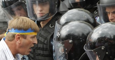 Stire din Actualitate : Ucraina / Protestatarii au preluat controlul asupra administrației prezidențiale. Ianukovici a fugit
