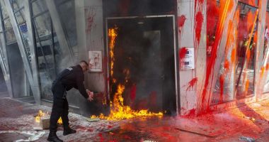 Stire din Actualitate : Proteste violente în Bulgaria. Susținătorii unui partid pro-rus au incendiat reprezentanța CE la Sofia