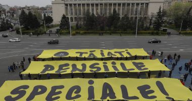 Stire din Actualitate : Organizaţiile civice protestează în Piața Victoriei. ”Vrem drepturi egale, fără pensii speciale!”