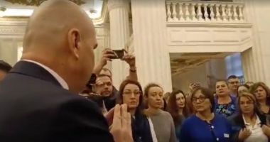 Stire din Social : Protest de amploare la Senat după ce au fost anunțate concedieri masive. Angajații s-au dus peste Ilie Bolojan