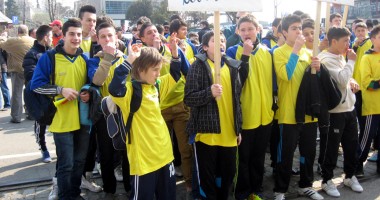 Stire din Economie : Juniorii "Portului" au protestat în fața Gării Maritime